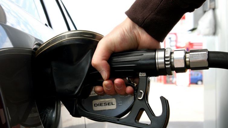 Reducerea accizei la motorină intră de azi în vigoare. Motorina rămâne la peste 10 lei/litru după măsura guvernului