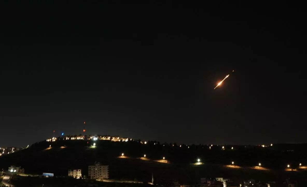 Israelul intensifică loviturile asupra Iranului și Libanului, Iranul arată „orașele de rachete”