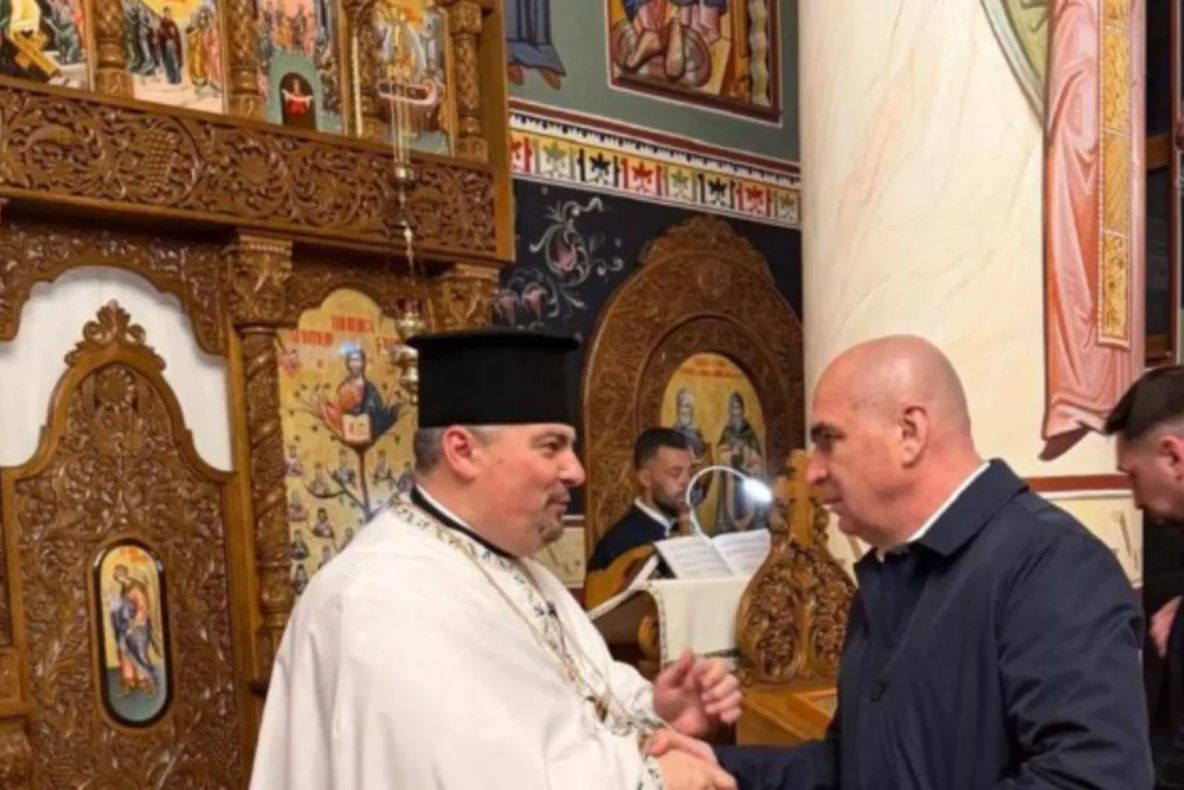 Premierul Ilie Bolojan a fost la biserica din Sînmartin, în noaptea de Înviere - FOTO GALERIE