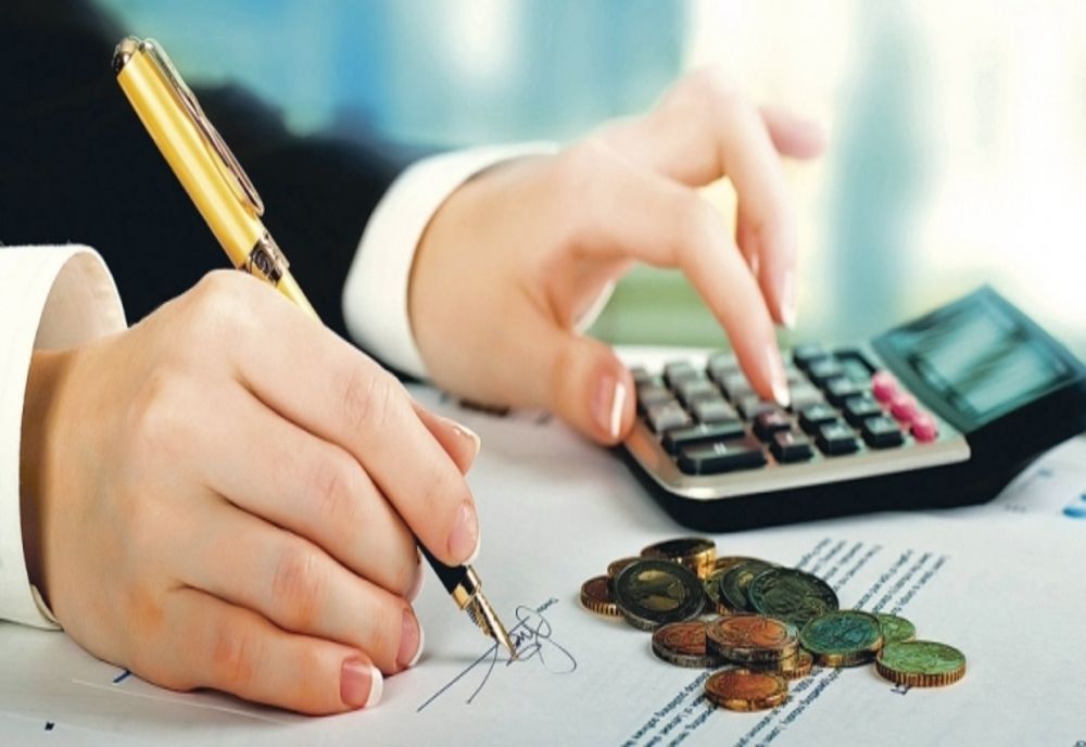 O nouă lovitură pentru români: taxele pentru mașină și casă se majorează din nou