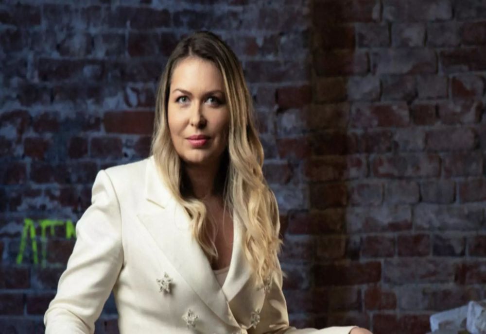 VICEPREMIERUL ȘPĂGAR DRAGOȘ ANASTASIU ȘI-A LUAT CONSILIERĂ ONORIFICĂ O AVOCATĂ, FOSTĂ OFIȚER SRI