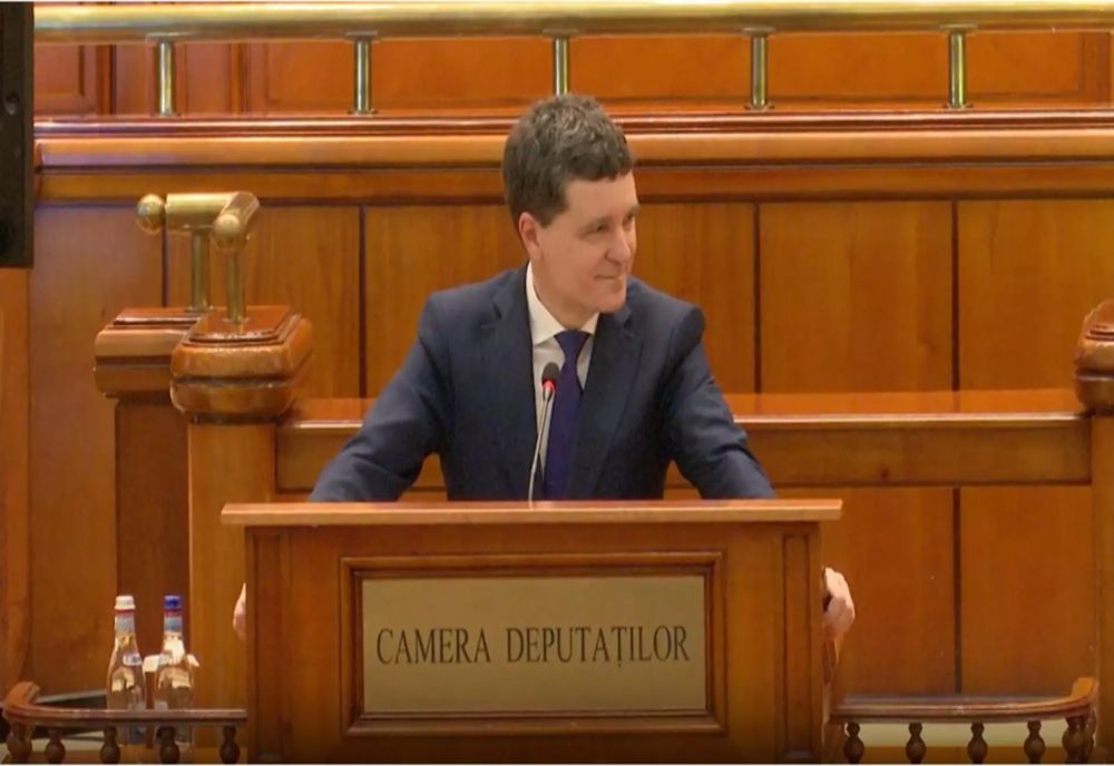 Strategie de apărare cu rânjete la pupitrul Parlamentului. Nicușor Dan a început să râdă în timpul discursului despre manipulare -VIDEO